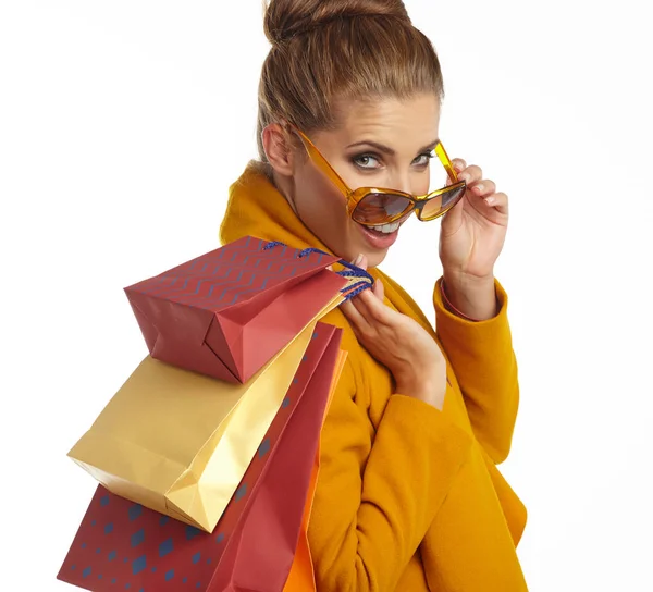 Mulher Usando Casaco Outono Segurando Saco Compras — Fotografia de Stock