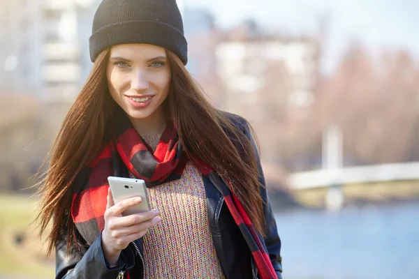 Jovem Bela Mulher Outono Com Telefone Celular — Fotografia de Stock