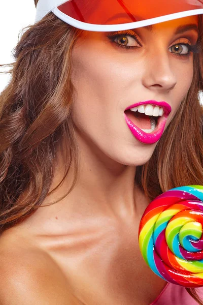 Skönhet Flicka Stående Håller Färgglada Lollipop Orange Mössa — Stockfoto