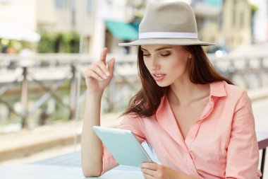 Şık kadın Sokak kafede öğle tatilinde tablet kullanma 