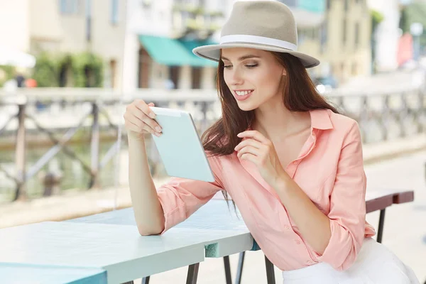 Donna Alla Moda Che Utilizza Tablet Durante Pausa Pranzo Nel — Foto Stock