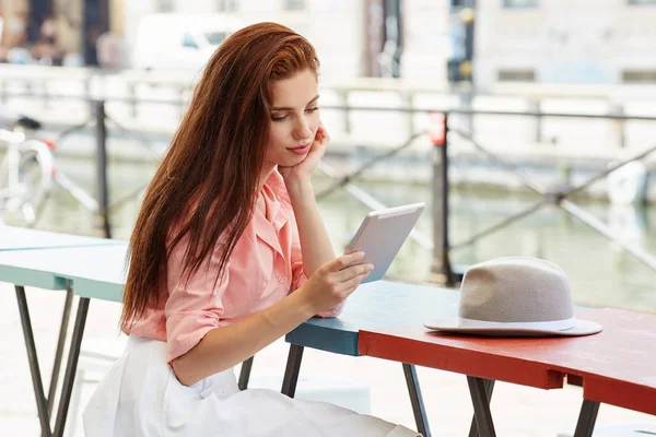 Mujer Moda Que Usa Tableta Hora Del Almuerzo Cafetería Calle — Foto de Stock