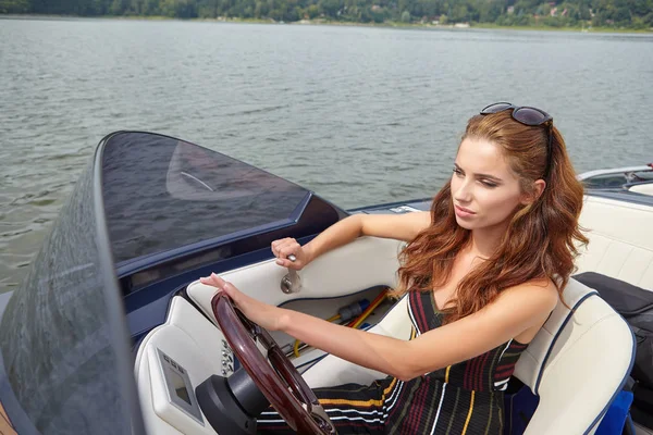 Sommerurlaub Junge Frau Fährt Motorboot — Stockfoto