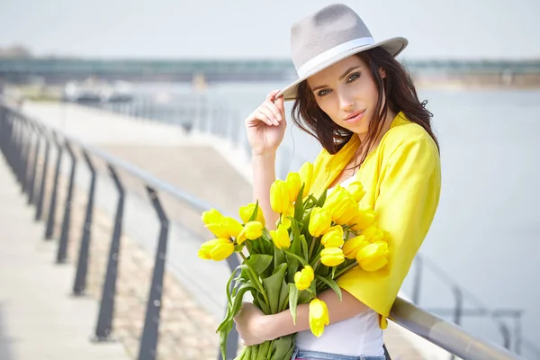 Romantische vrouw met bloemen in hun handen — Stockfoto