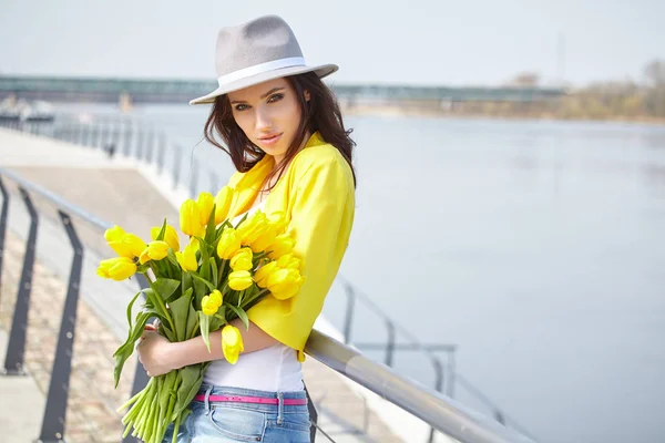 Романтичная женщина с цветами в руках — стоковое фото