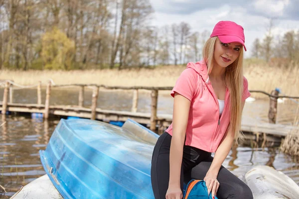 Ung Blondin Kaukasiska Kvinna Vandra Naturen Vid Sjön Solig Sommardag — Stockfoto