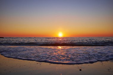Karadeniz'in sahilde güzel günbatımı
