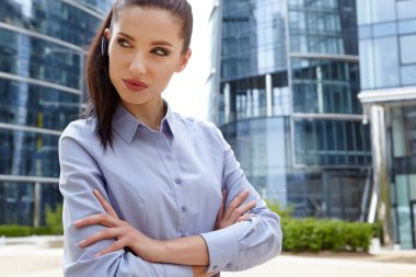 iş, teknoloji ve insan kavramı - ofis binası üzerinde konuşmak smartphone ile iş kadını gülümseyen