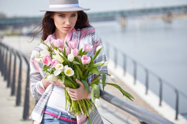 Bahar güzel modern genç kadın. Lale buketi kadınla