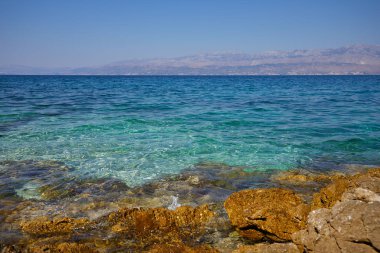 Hırvatistan Adriyatik kıyılarında turkuaz mavi su. 