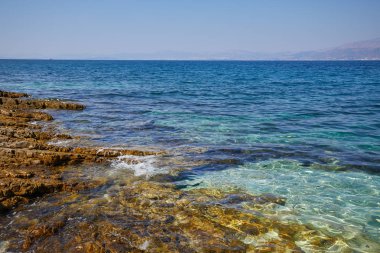Hırvatistan Adriyatik kıyılarında turkuaz mavi su. 