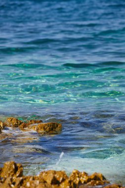 Hırvatistan Adriyatik kıyılarında turkuaz mavi su. 