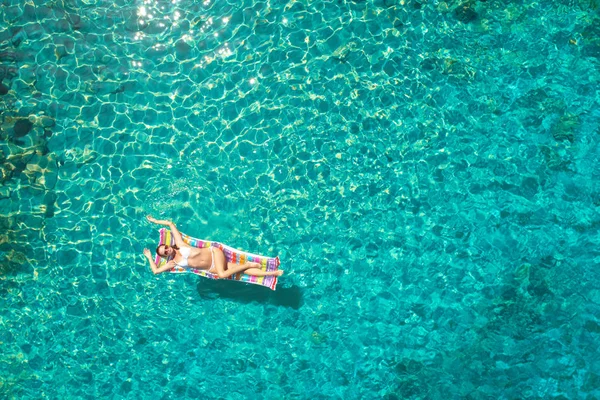 Vista Aérea Una Hermosa Joven Bikini Sobre Colchón Mar — Foto de Stock