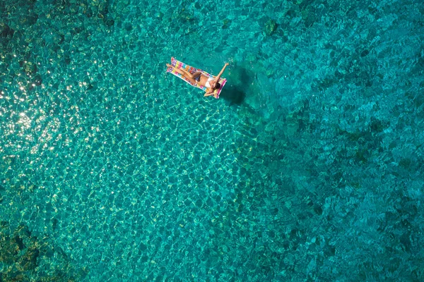 Vista Aérea Una Hermosa Joven Bikini Sobre Colchón Mar — Foto de Stock