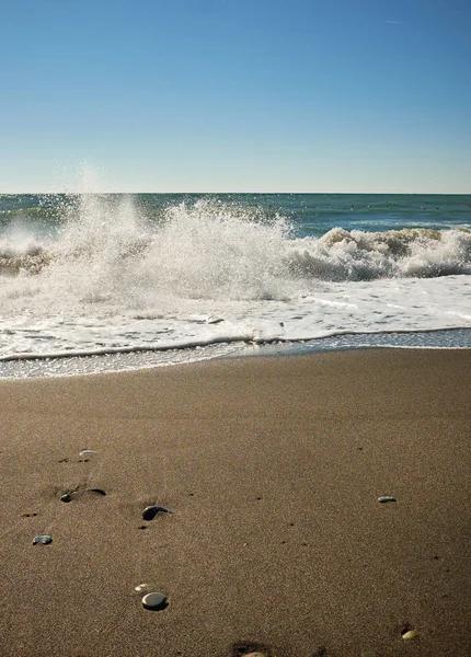 Волны Омывают Темный Песок Пляже — стоковое фото