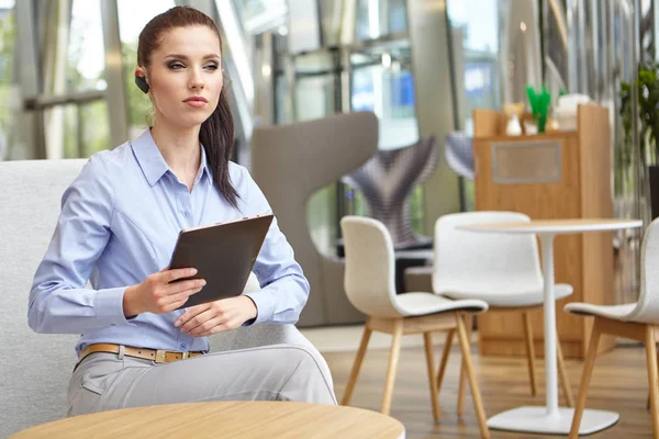 Jovem Empresária Feliz Usando Tablet Café Foco Seletivo — Fotografia de Stock