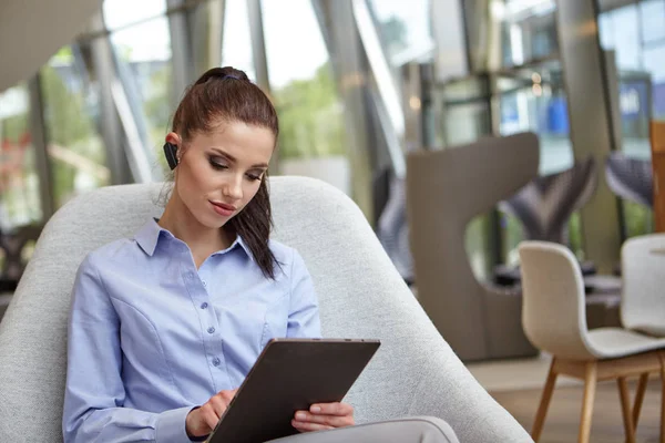 Giovane Donna Affari Felice Utilizzando Tablet Computer Caffè Focus Selettivo — Foto Stock