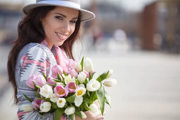 Mooie Moderne Jonge Vrouw Het Voorjaar Vrouw Met Boeket Tulpen — Stockfoto