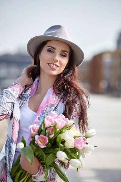 Mooie Moderne Jonge Vrouw Het Voorjaar Vrouw Met Boeket Tulpen — Stockfoto
