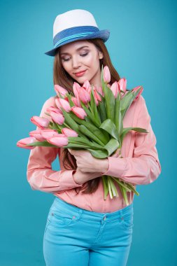 Genç güzel kadın stüdyo portre ile Lale çiçek