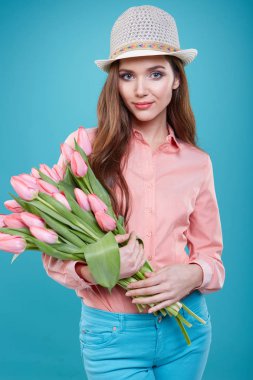 Genç güzel kadın stüdyo portre ile Lale çiçek