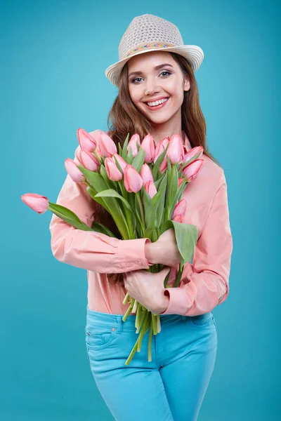 年轻漂亮的女人工作室肖像与郁金香花 — 图库照片