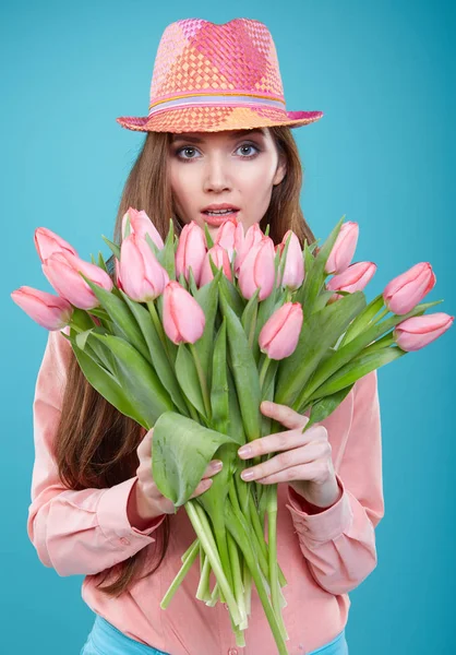 チューリップの花と若い美しい女性のスタジオ ポートレート — ストック写真
