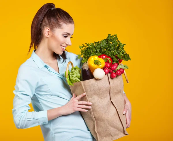 Hälsosam Livsstil Med Gröna Vegansk Mat Ung Kvinna Håll Shoppingväska — Stockfoto