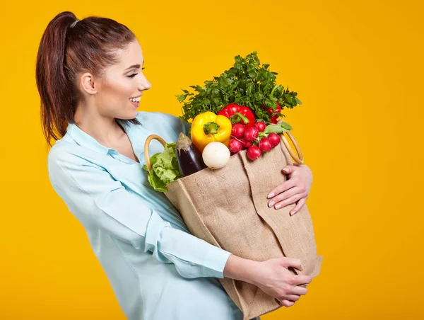 Hälsosam Livsstil Med Gröna Vegansk Mat Ung Kvinna Håll Shoppingväska — Stockfoto