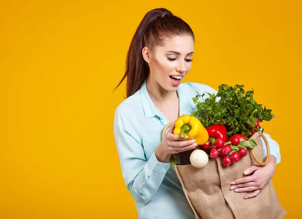 緑ビーガン フードで健康的なライフ スタイル 若い女性が野菜と一緒に買い物袋を保持します — ストック写真