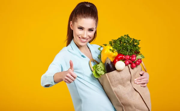 Hälsosam Livsstil Med Gröna Vegansk Mat Ung Kvinna Håll Shoppingväska — Stockfoto