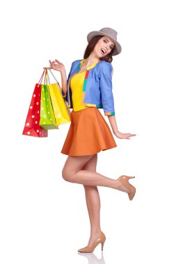 rahat tarzı kadın tutun alışveriş çantası. Beyaz arka planda kadın izole portre Studio.