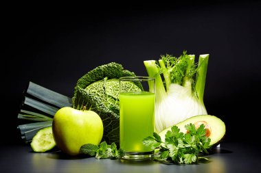 Siyah tablo taze sebze suları