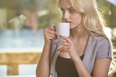 Mutlu kadın sağlıklı kahvaltı yapıyor. Sağlıklı gıda 