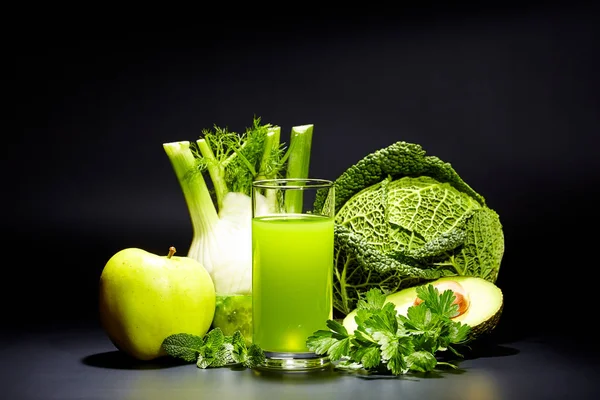 健康的な野菜ジュースの回復のため 抗酸化剤として 黒の背景 — ストック写真