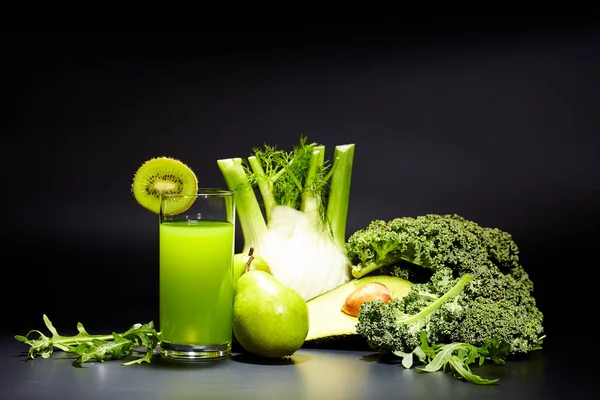 健康的蔬菜汁作为一种茶点和作为一种抗氧化剂 黑色背景 — 图库照片