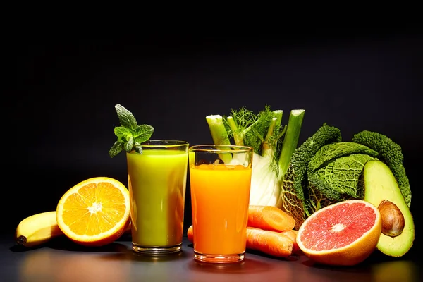 Bril Met Verse Groentesappen Geïsoleerd Zwart Detox Dieet — Stockfoto