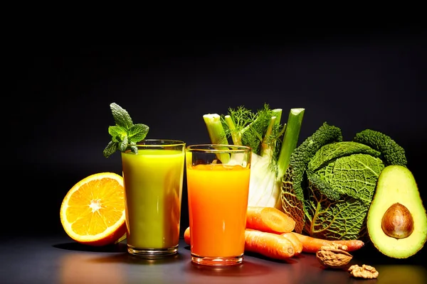 Vasos Con Zumos Verduras Frescas Aislados Negro Dieta Desintoxicación —  Fotos de Stock