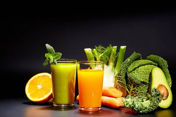 Brýle Čerstvé Zeleninové Šťávy Izolované Černém Pozadí Detoxikační Dieta — Stock fotografie