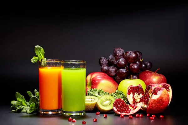 Vasos con zumos de verduras frescas aislados en negro. Dieta de desintoxicación . —  Fotos de Stock