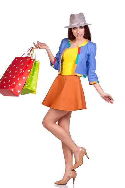 カジュアルなスタイルの女性ホールド ショッピング バッグ 白い背景の上のスタジオ女性分離ポートレート — ストック写真
