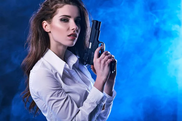 Vacker Sexig Tjej Anläggning Pistol Rök Bakgrund — Stockfoto