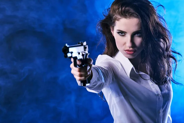 Güzel Seksi Kız Holding Silahı Duman Arka Plan — Stok fotoğraf