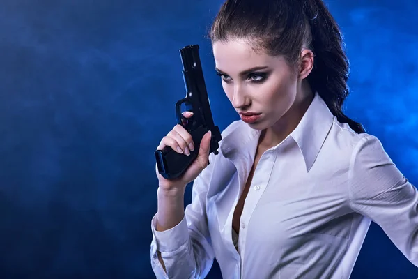 Красива Сексуальна Дівчина Тримає Пістолет Дим Фон — стокове фото