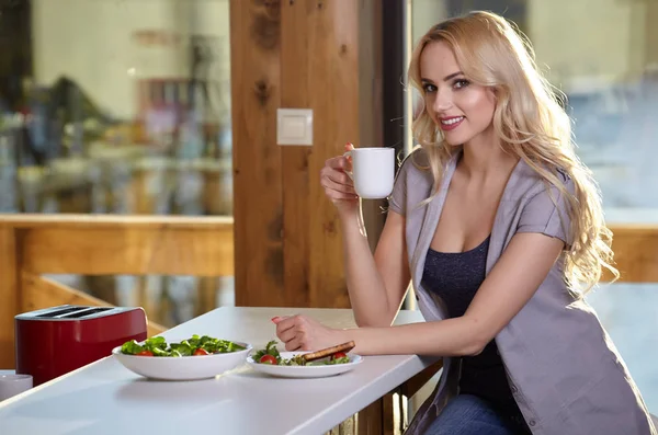 Happy Woman Having Healthy Breakfast Healthy Food — Stock Photo, Image