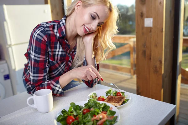 Glad Kvinna Med Hälsosam Frukost Hälsosam Mat — Stockfoto