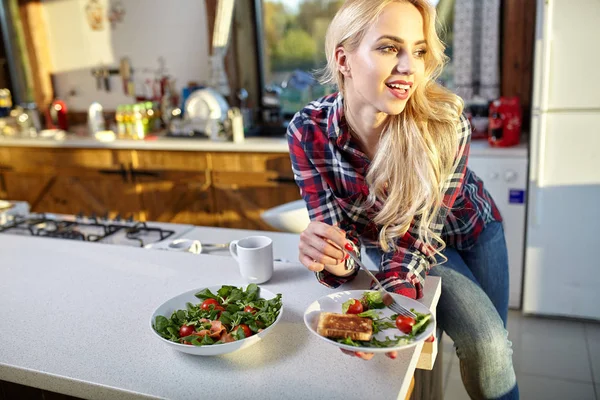 Mujer Feliz Desayunando Sano Alimento Saludable —  Fotos de Stock