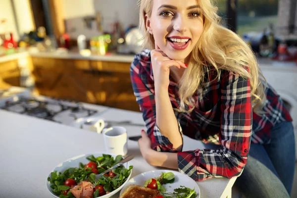 Glad Kvinna Med Hälsosam Frukost Hälsosam Mat — Stockfoto