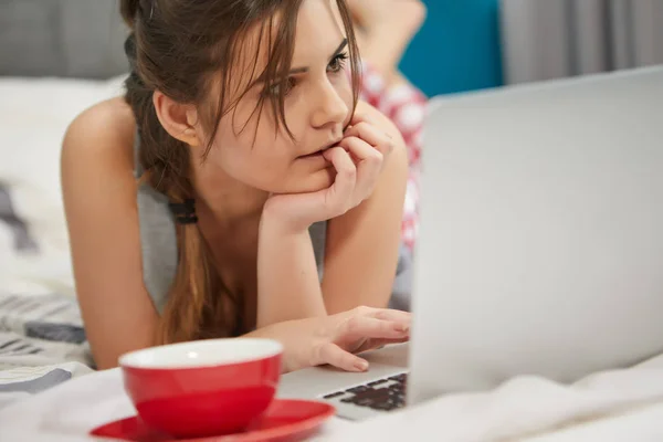 Vrouw Drukke Browsen Laptop Terwijl Het Hebben Van Een Kopje — Stockfoto