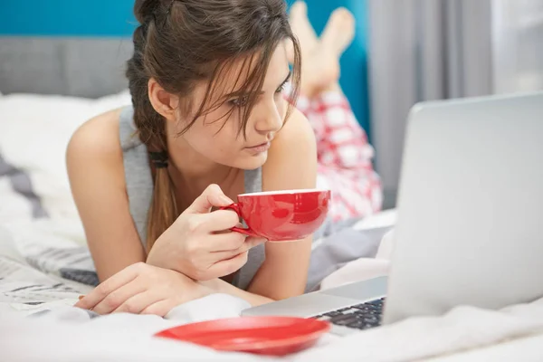 Жінка Зайнятий Перегляді Ноутбуці Під Час Чашкою Кави Білу Ліжко — стокове фото
